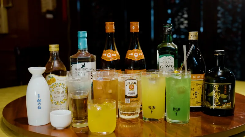 酒の瓶とグラスを並べた飲み物の集合写真