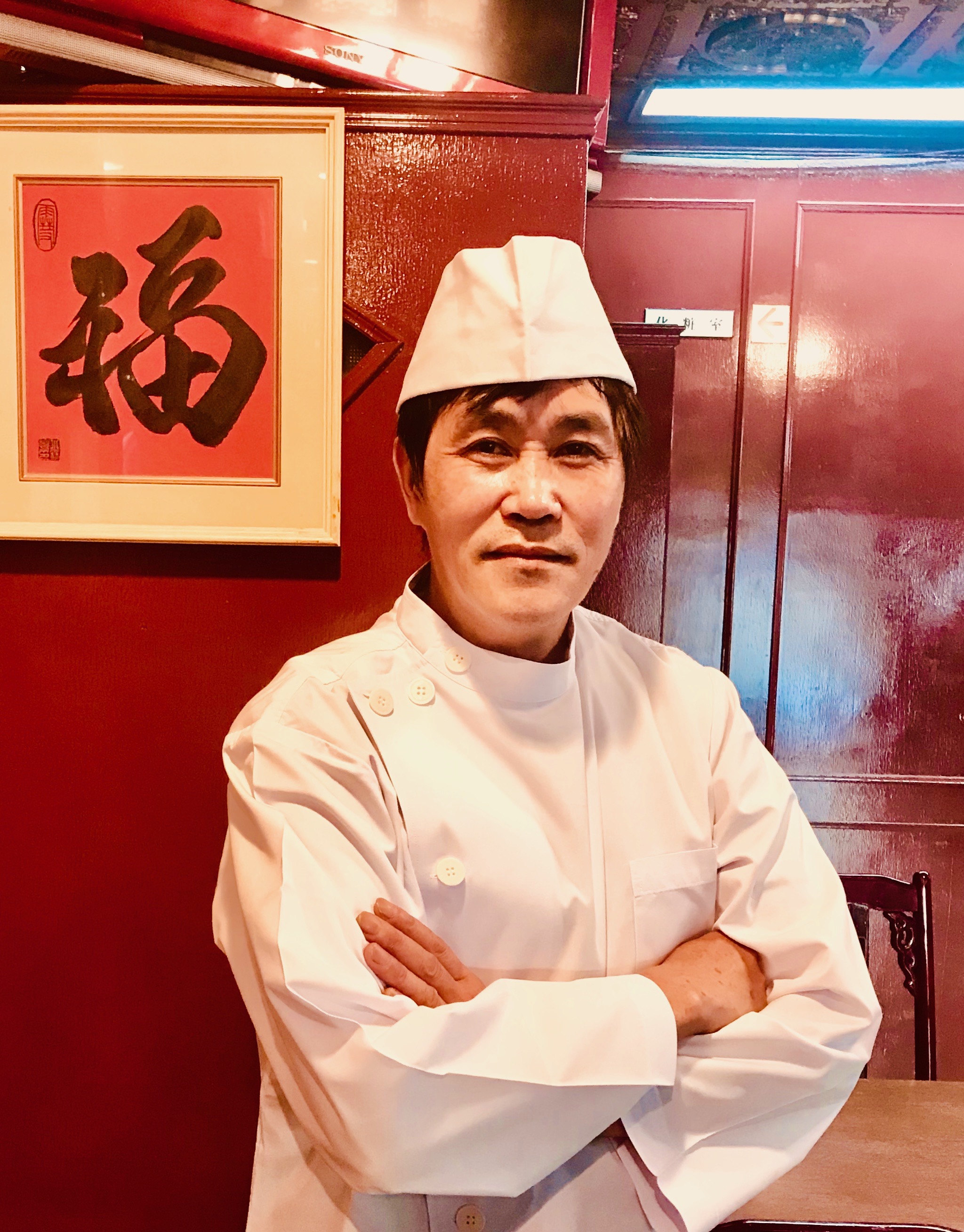 華榕楼の店主。白い調理服と帽子を身に着けた姿。