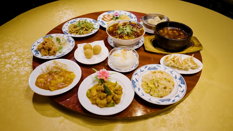 円卓に並べた華榕楼の料理